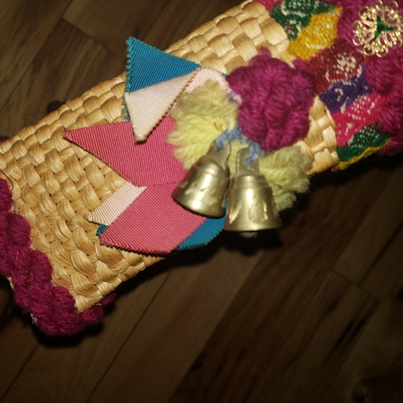 Vintage Handmade Woven Straw Purse with boy/girl dolls on front bells on side - Picture 6 of 10